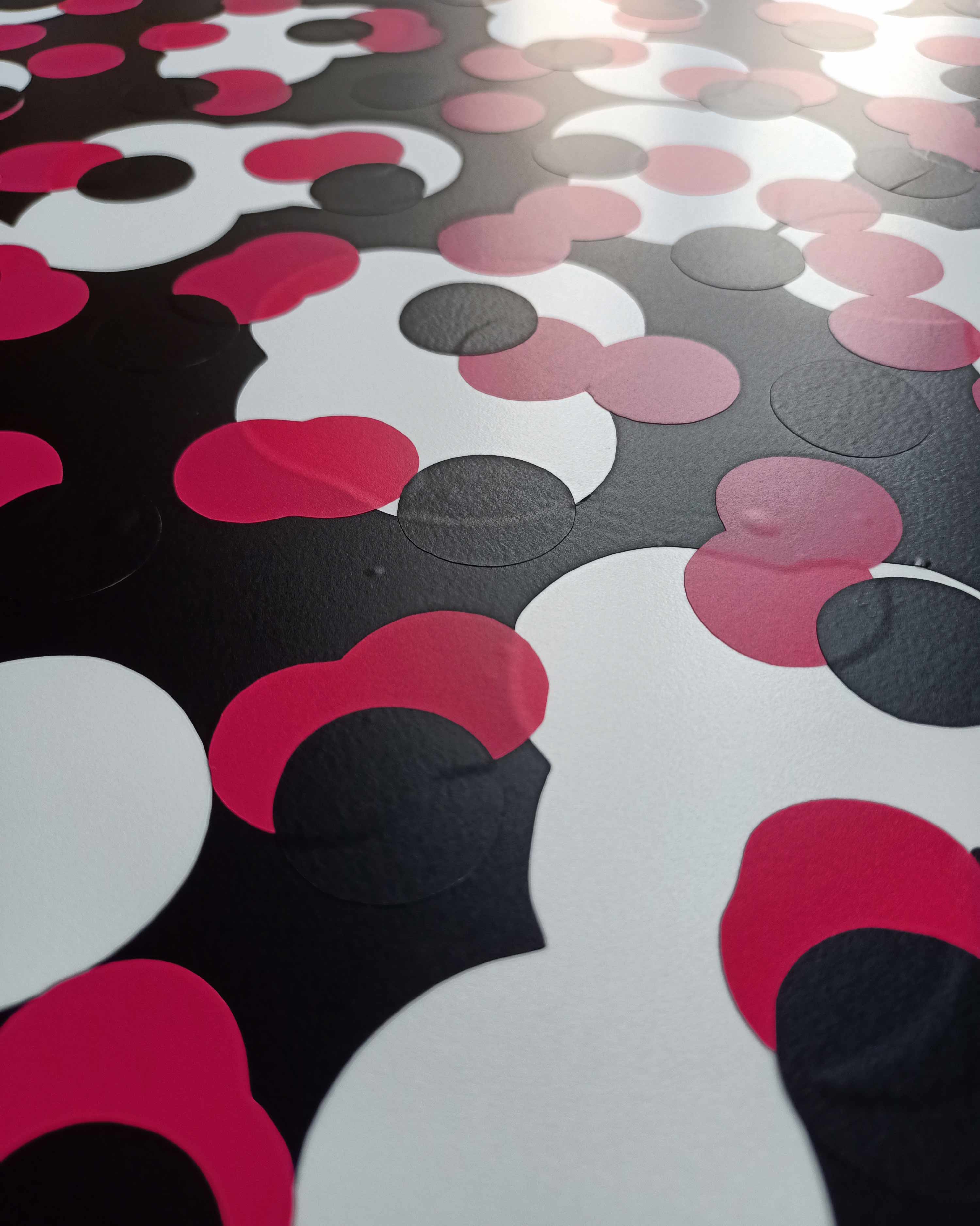 /media/1558/alpha-dots-2021-adhesive-foil-on-forex-70x100x01-cm-red-white.jpg